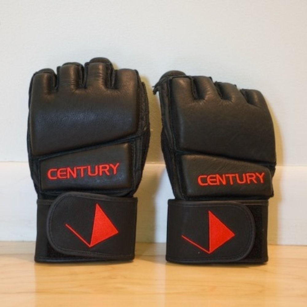 Century Kickboxing Gloves (medium, new)